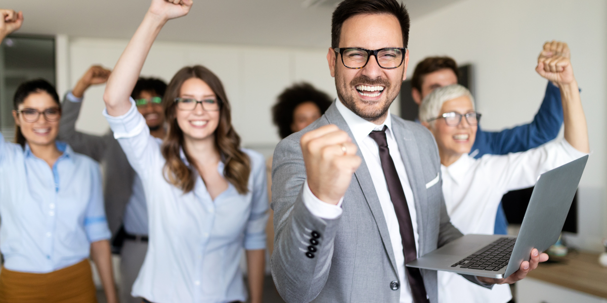 Team jubelt im Büro über einen beruflichen Erfolg