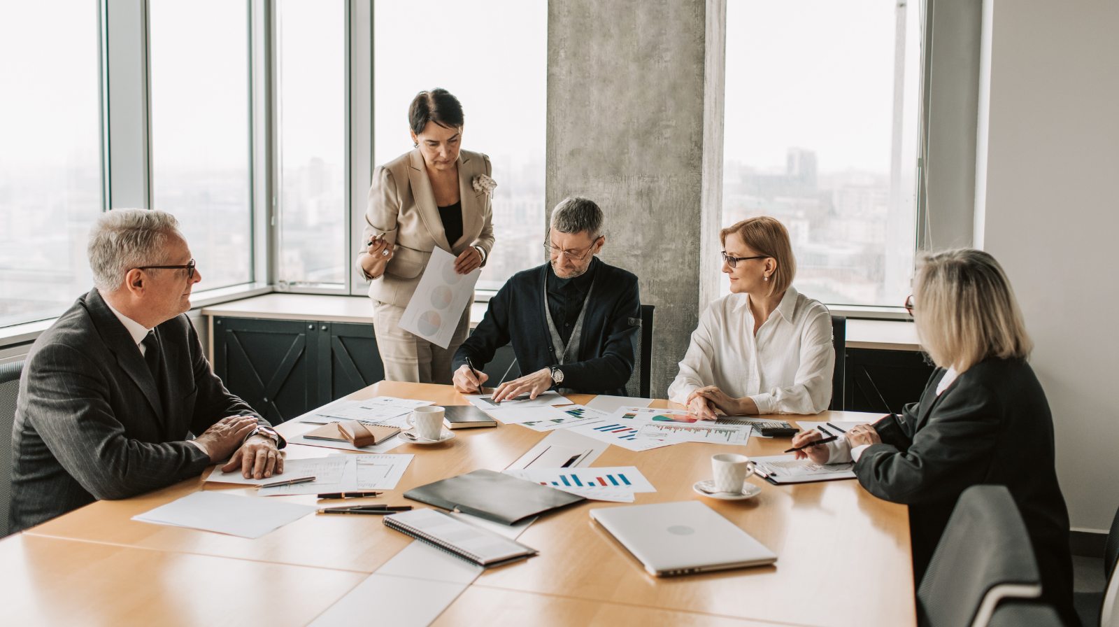 Business-Meeting mit mehreren Personen an einem Konferenztisch.