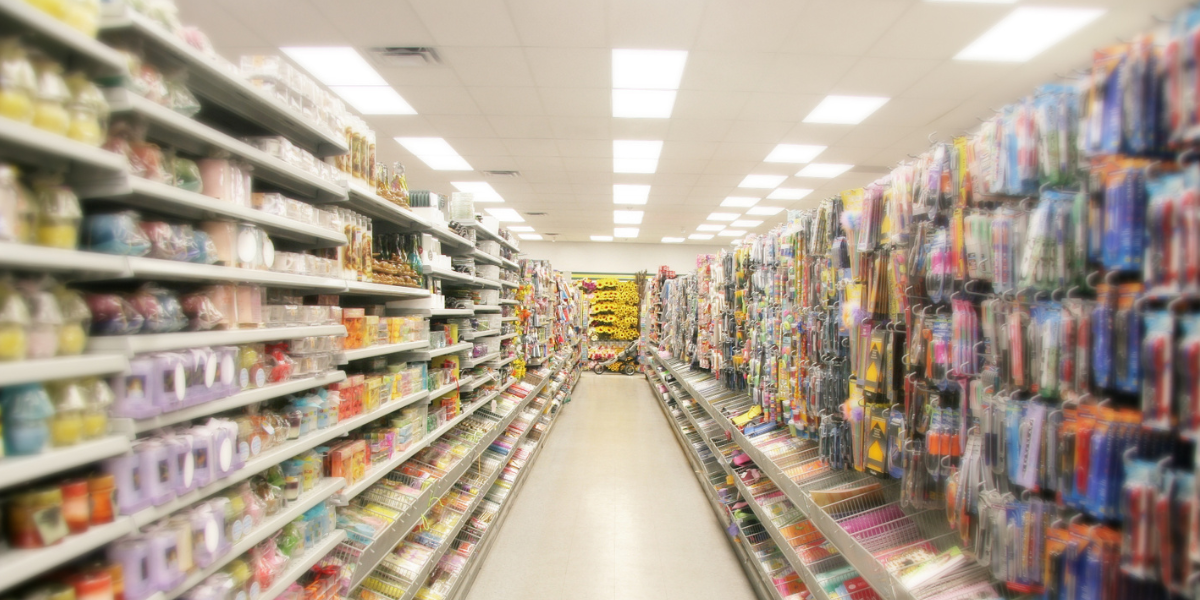 Supermarktgang mit voll bestückten Regalen