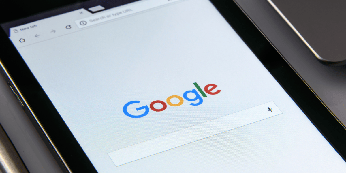 tablet-Display mit der geöffneten Google-Startseite und weißer Suchmaske