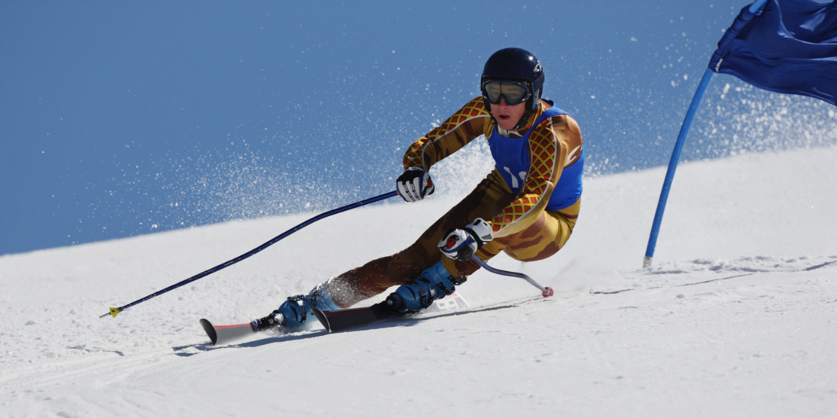 Skirennläufer fährt Slalom durch ein Tor