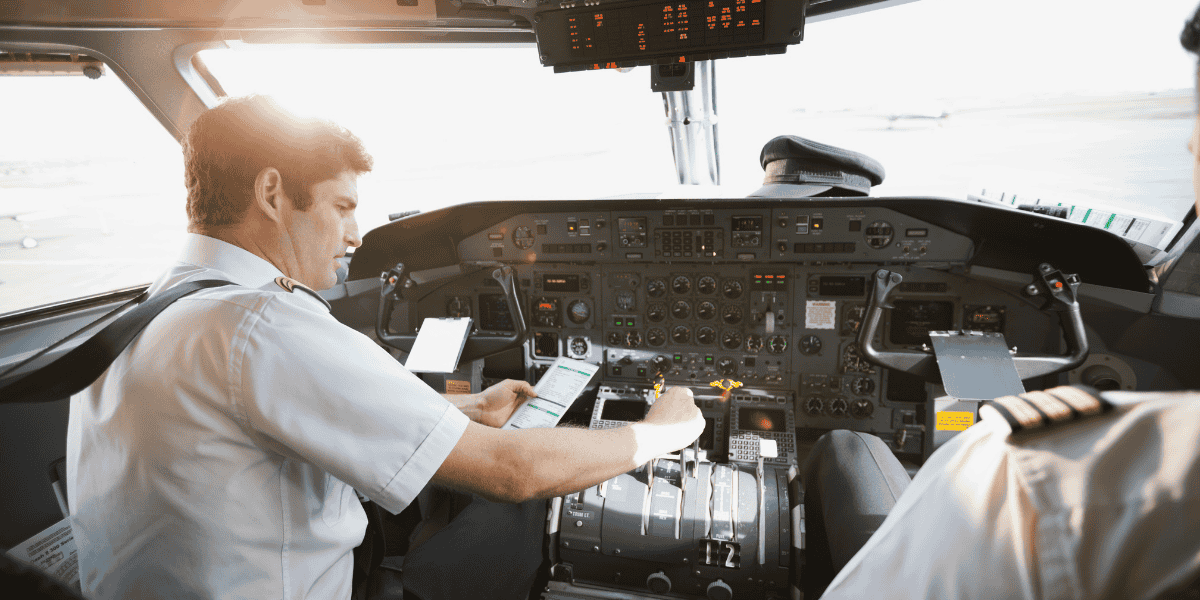 Pilot im Cockpit eines Flugzeugs bedient Steuerkonsole und Schubhebel