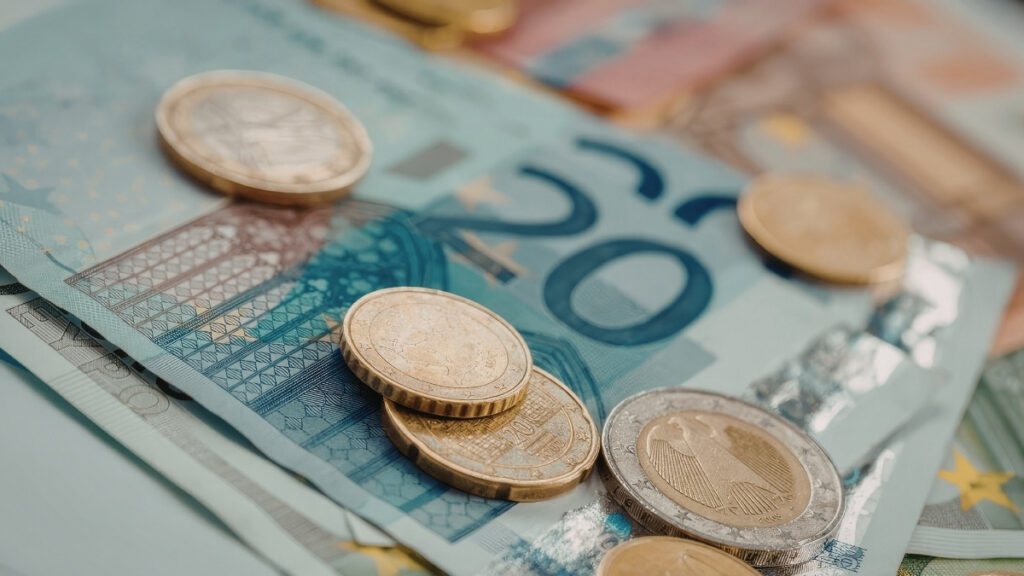 Euro-Banknoten und Münzen liegen übereinander