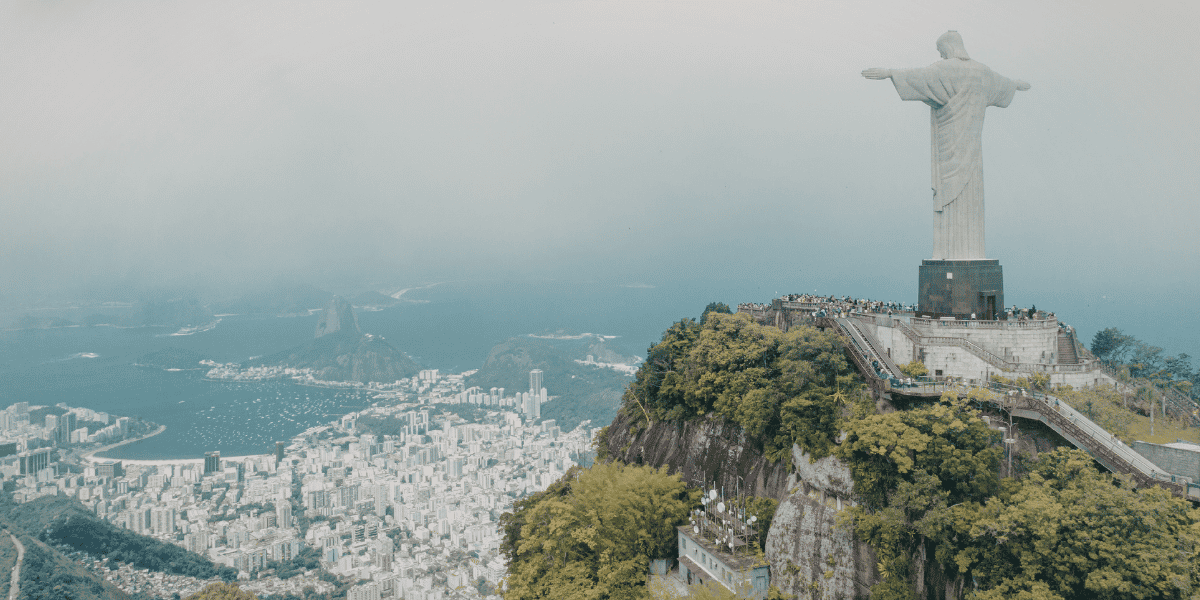 Christusstatue auf dem Corcovado über Rio de Janeiro, Blick über Stadt, Küste und Berge im Dunst