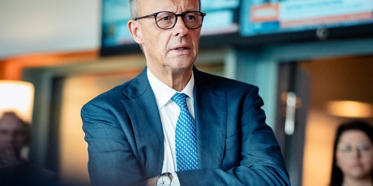 deutscher bundeskanzler friedrich merz mit verschränkten armen.