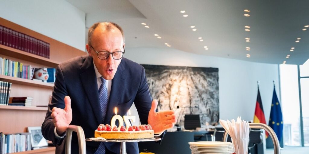 Bundeskanzler Friedrich Merz beim Ausblasen der Kerzen auf dem Geburtstagskuchen zum 70. Geburtstag im Bundeskanzleramt (Arbeitszimmer).