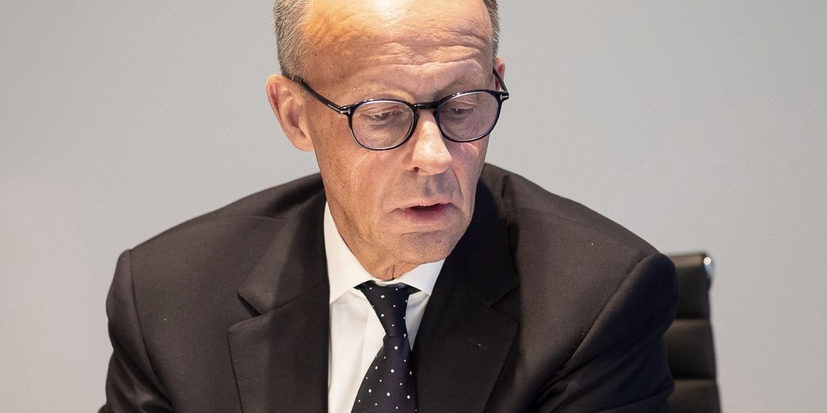 Bundeskanzler Friedrich Merz bei einem Telefonat mit Donald Trump, Präsident der USA, im Bundeskanzleramt (Arbeitszimmer).