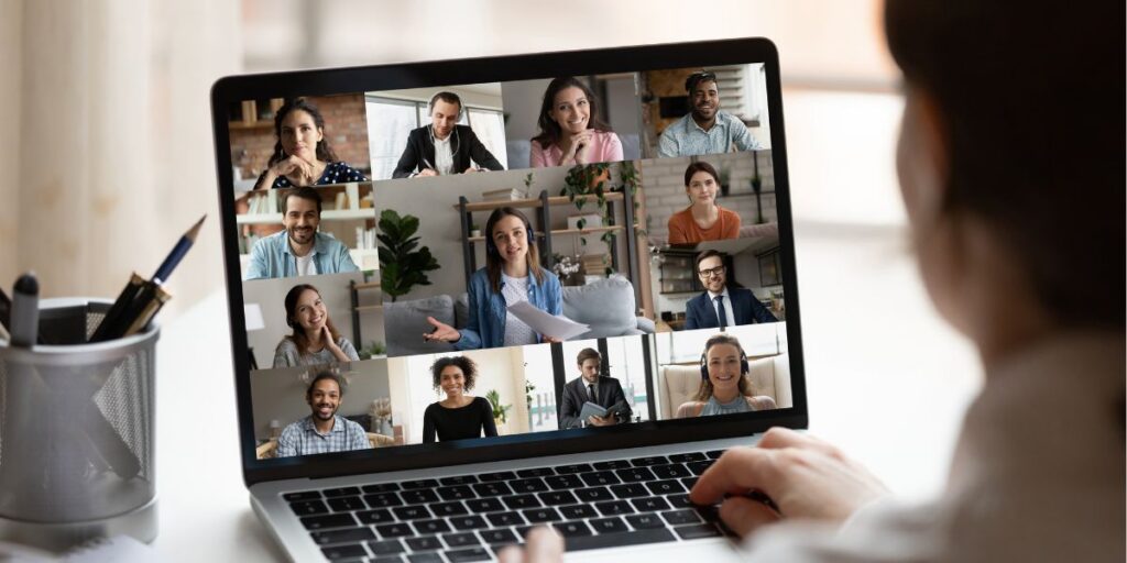 Eine Person sitzt vor ihrem Laptop und führt einen Conference Call im Homeoffice.