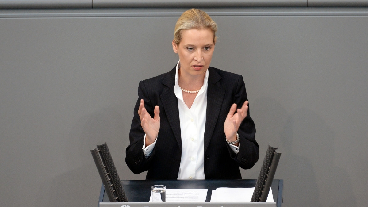 Alice Weidel steht bei einer Rede am Pult im deutschen Bundestag.