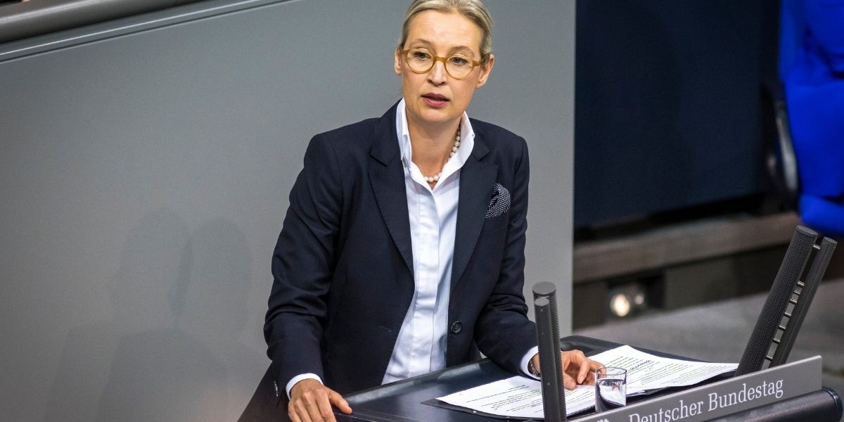 Alice Weidel steht bei einer Rede am Pult im deutschen Bundestag.
