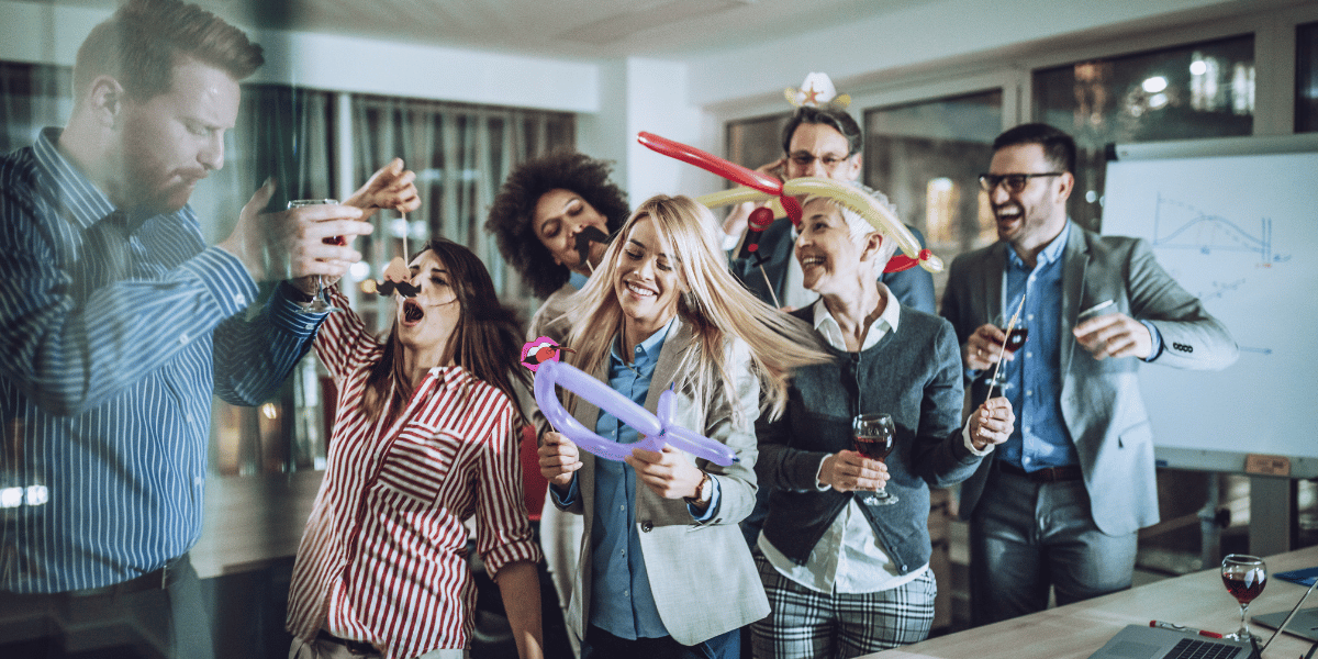 mitarbeitende machen eine party im büro.