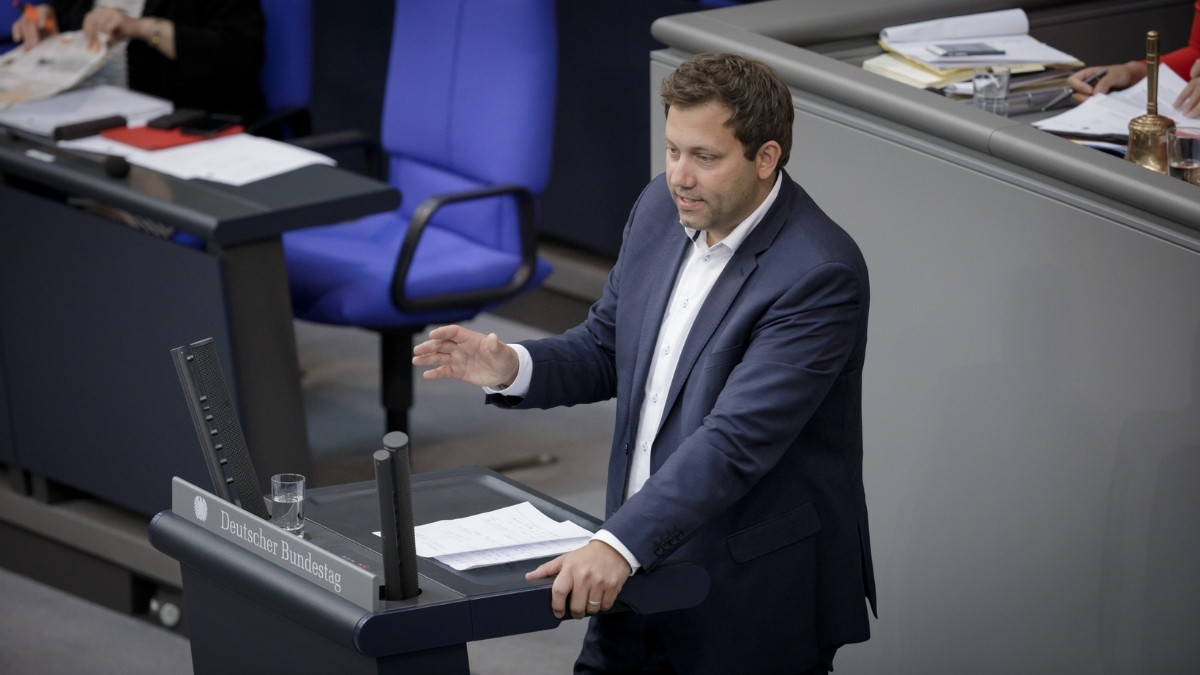 Lars Klingbeil spricht am Rednerpult im Deutschen Bundestag.