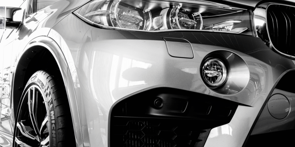 Nahes Portrait eines BMW-Autos.
