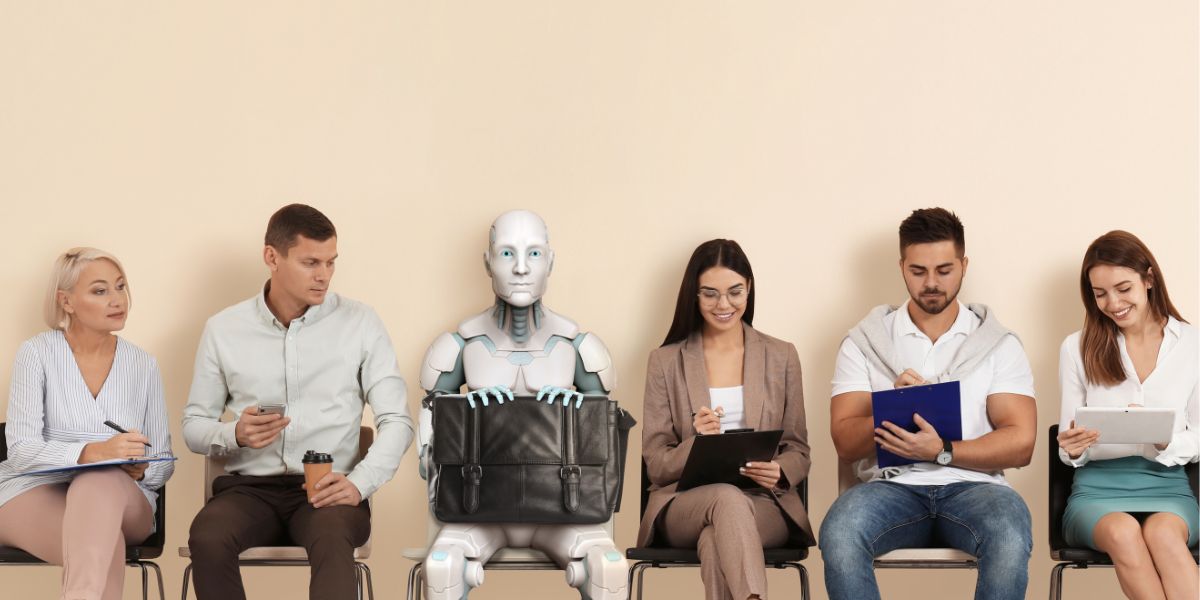 Eine Reihe Menschen sitzen auf Stühlen im Warteraum, zwischen ihnen ein Roboter mit Aktentasche