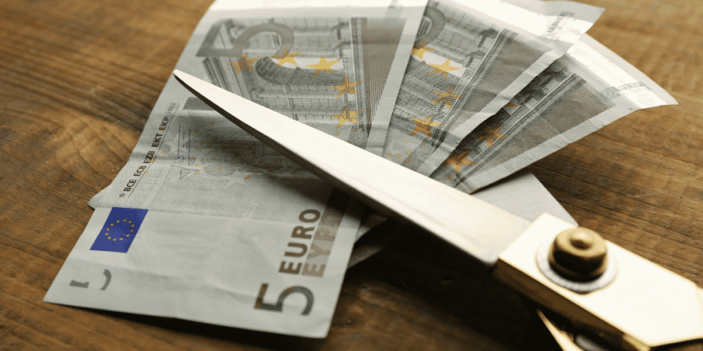 Euroscheine in einer Schere
