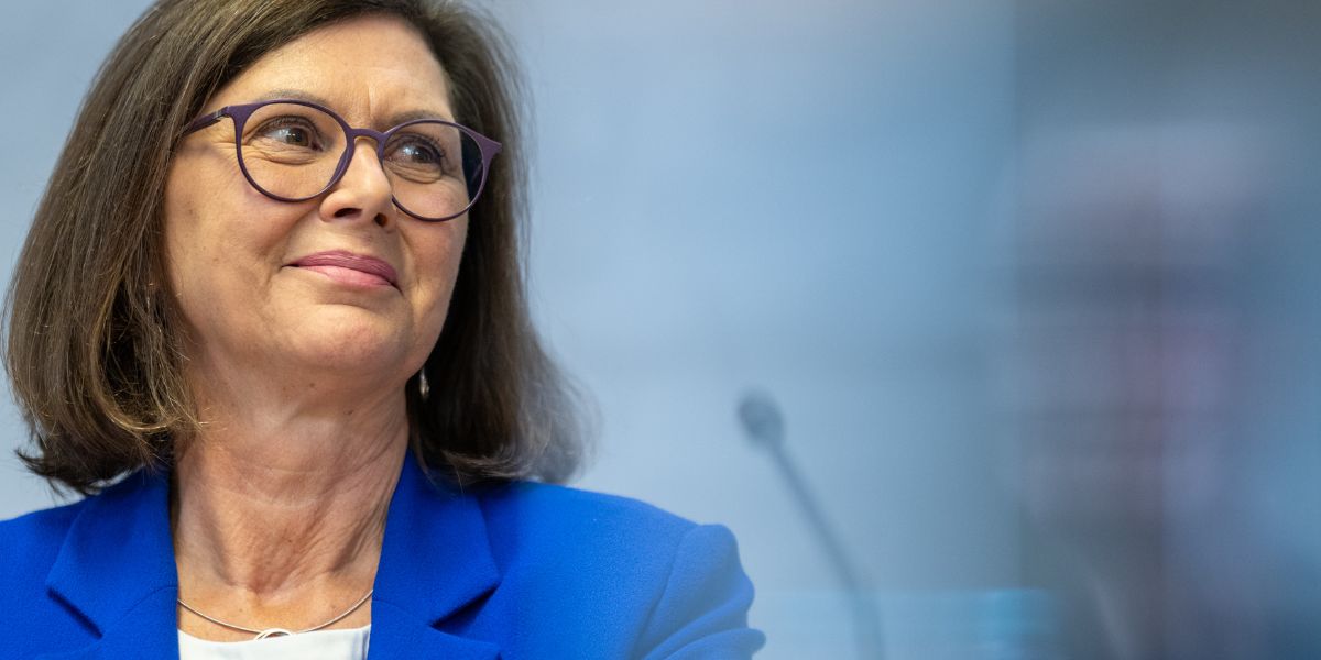 Ilse Aigner, Präsidentin des Bayerischen Landtags mit blauen Hintergrund