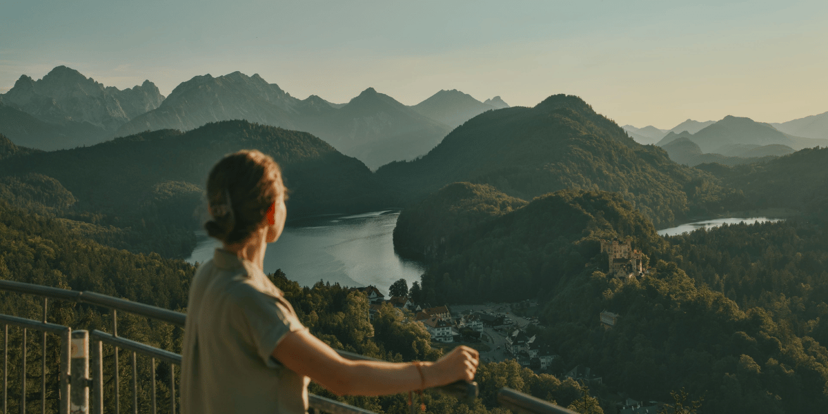 Person blickt über die bayerischen Alpen