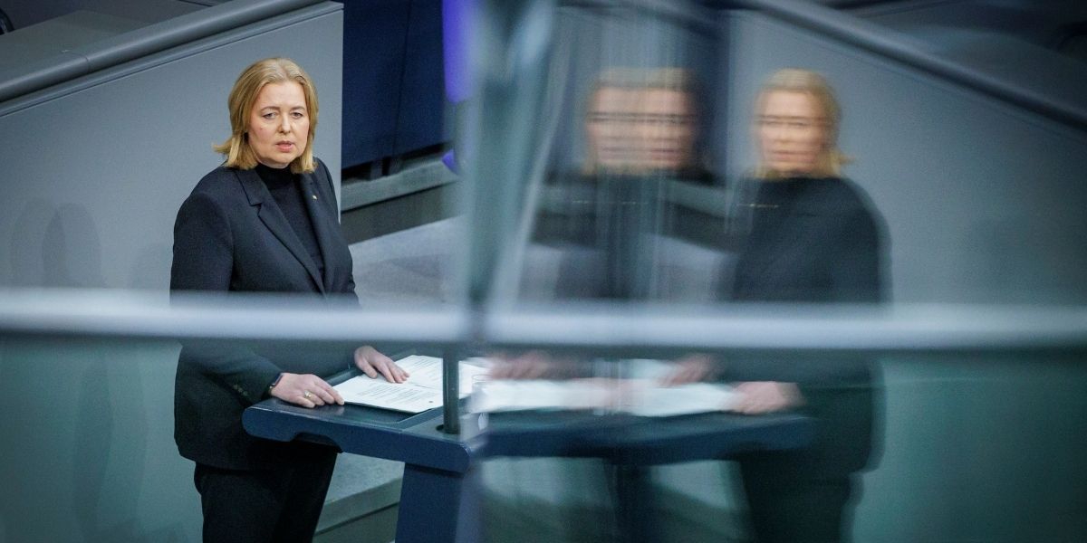 Bärbel Bas hält eine Begrüßungsansprache während einer Gedenkstunde im Deutschen Bundestag in Berlin.