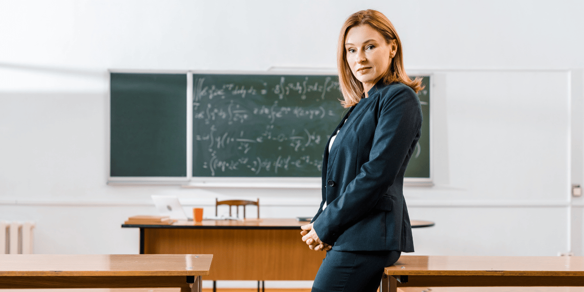 Lehrerin schaut streng.