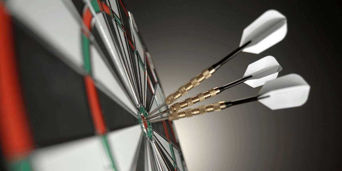 Eine Dartscheibe mit Pfeilen.