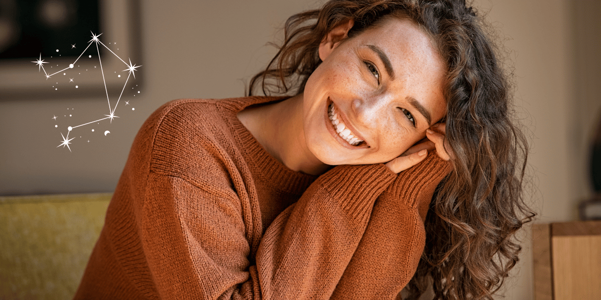 Lächelnde Frau in einem braunen Pullover