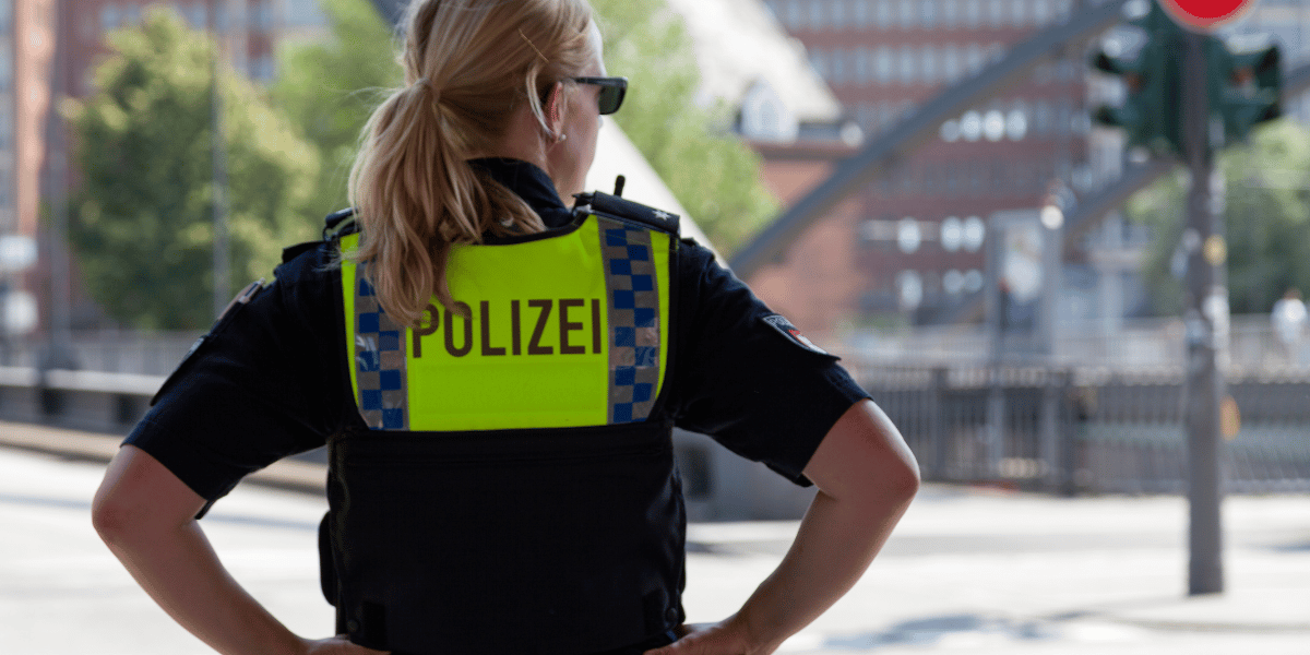 Polizistin wartet