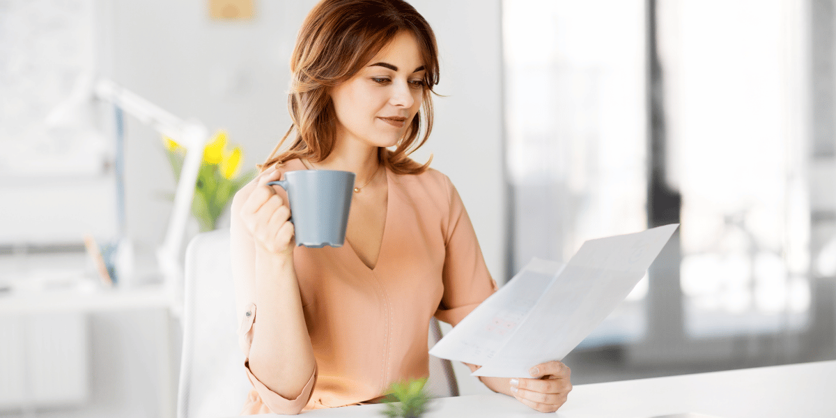 Frau mit Tasse liest einen Brief