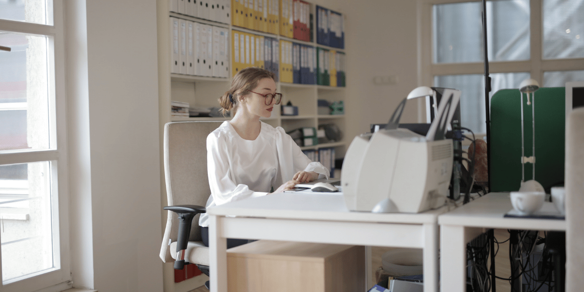 Frau arbeitet an altem Computer