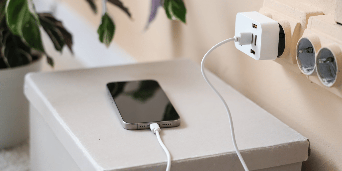 Handy am Ladekabel