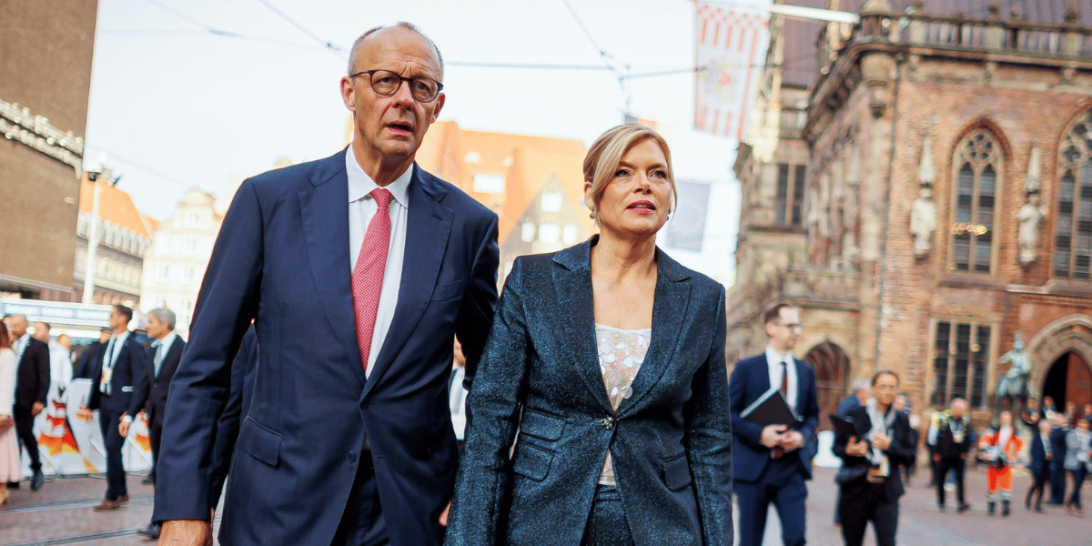 Tag der Deutschen Einheit 2026 in Bremen. Bundestagspräsidentin Julia Klöckner (r), CDU/CSU, MdB, vor Beginn des Oekumenischen Gottesdienstes im Dom St. Petri. Hier zusammen mit Bundeskanzler Friedrich Merz (l), CDU/CSU, MdB.