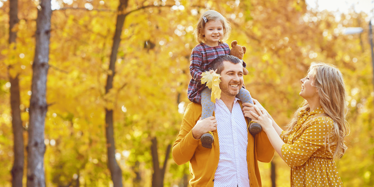 Familie an einem Herbsttag im Wald