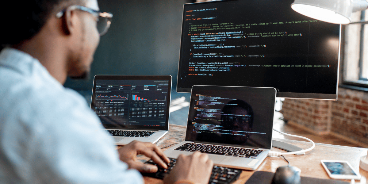 Mann codet am Computer